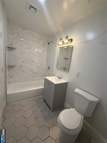 $1,650 | 231 Market Street, Unit 401, Paterson, NJ 07505