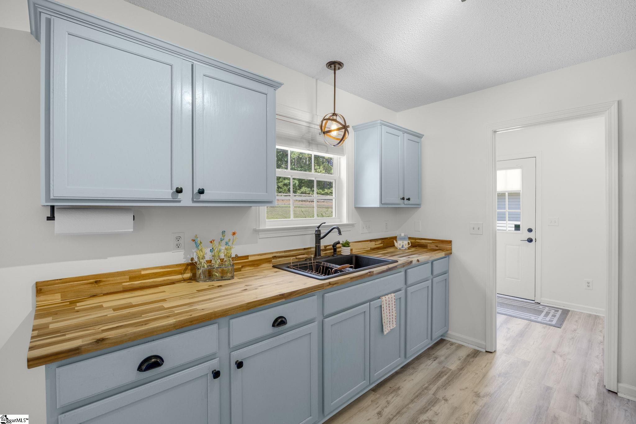 124 East King Road Greer, SC 29651 - Photo 9 of 39