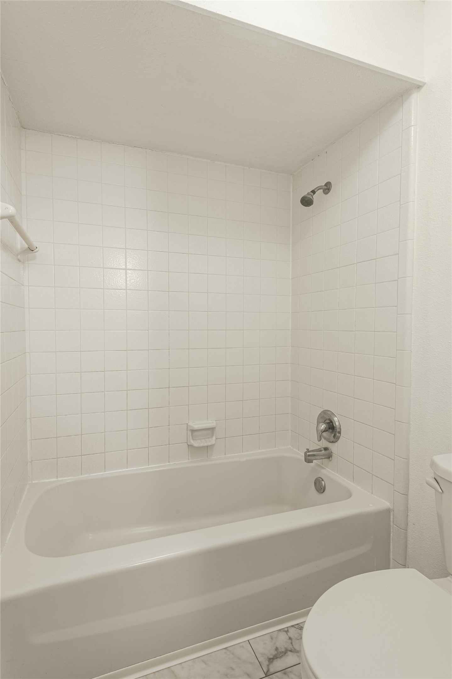 114 Timberline Drive Huntsville, TX 77320 - Photo 15 of 26 a bathroom with a bathtub and a toilet