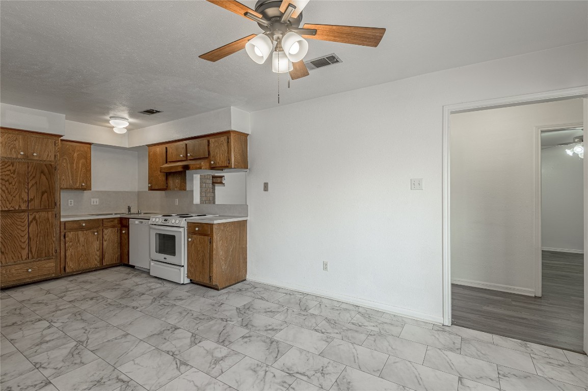 114 Timberline Drive Huntsville, TX 77320 - Photo 3 of 26 a kitchen with a stove a refrigerator and a sink