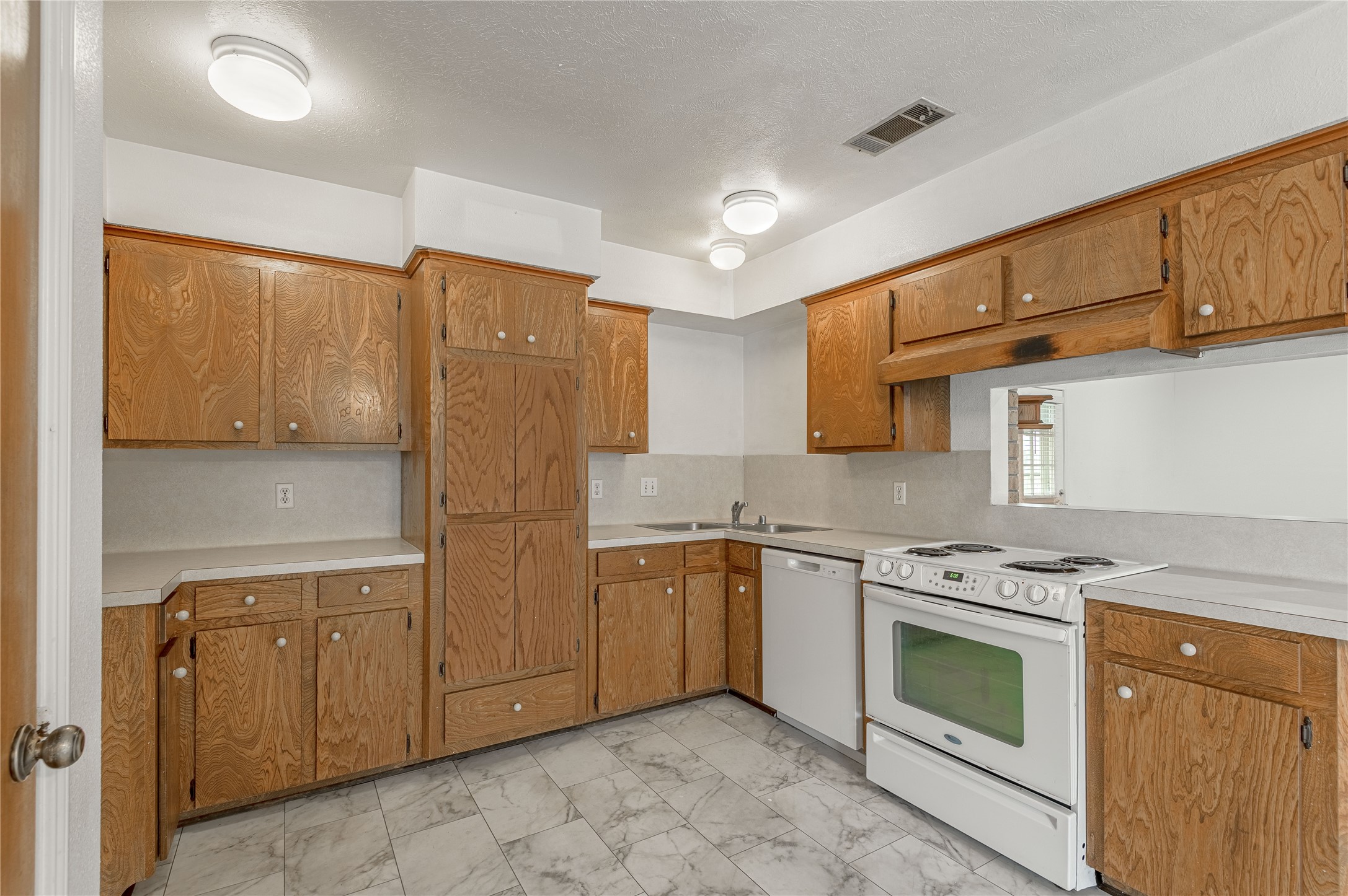 114 Timberline Drive Huntsville, TX 77320 - Photo 4 of 26 a kitchen with stainless steel appliances granite countertop a stove and a refrigerator