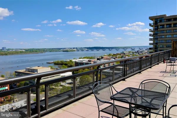 $1,575 | 801 North Pitt Street, Unit 201, Alexandria, VA 22314