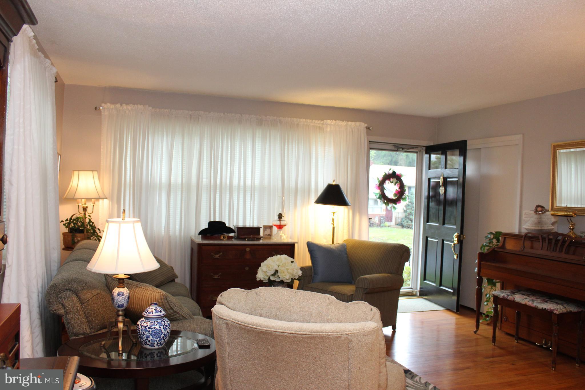118 Henry Road Enola, PA 17025 - Photo 7 of 22 Living Room