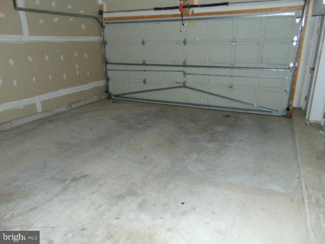 10423 Ridge Landing Place Damascus, MD 20872 - Photo 4 of 17 Garage
