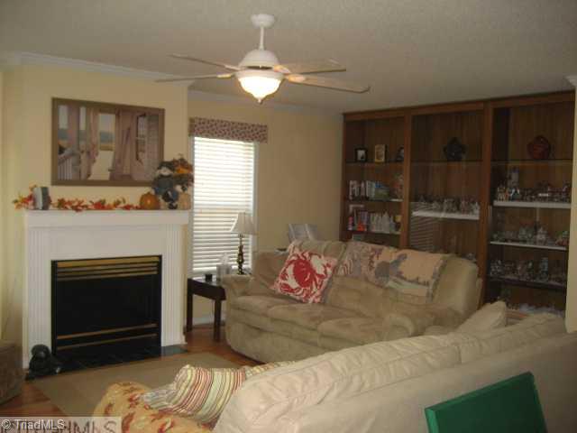 6215 Spring Park Road Clemmons, NC 27012 - Photo 6 of 16 Living Room.