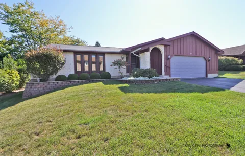 a view of a house with a yard