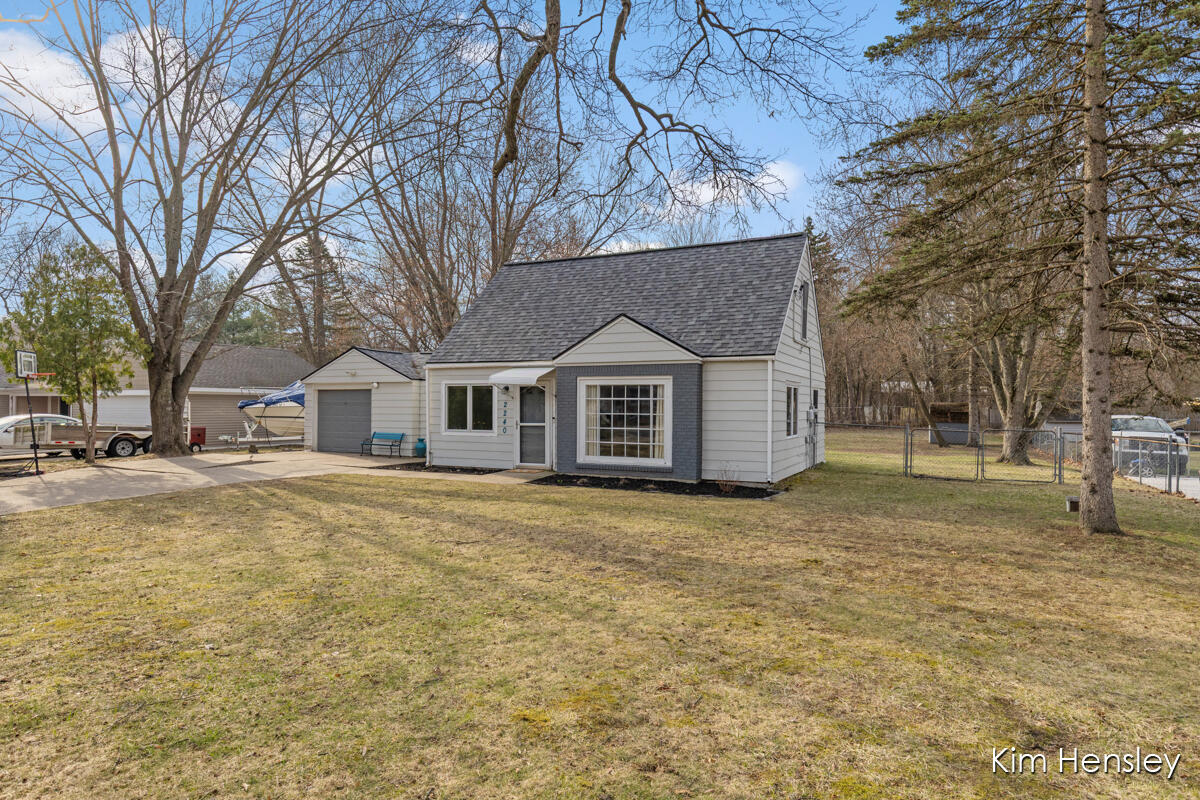 2240 4 Mile Road Northeast Grand Rapids, MI 49525 - Photo 2 of 34 IMG_1001