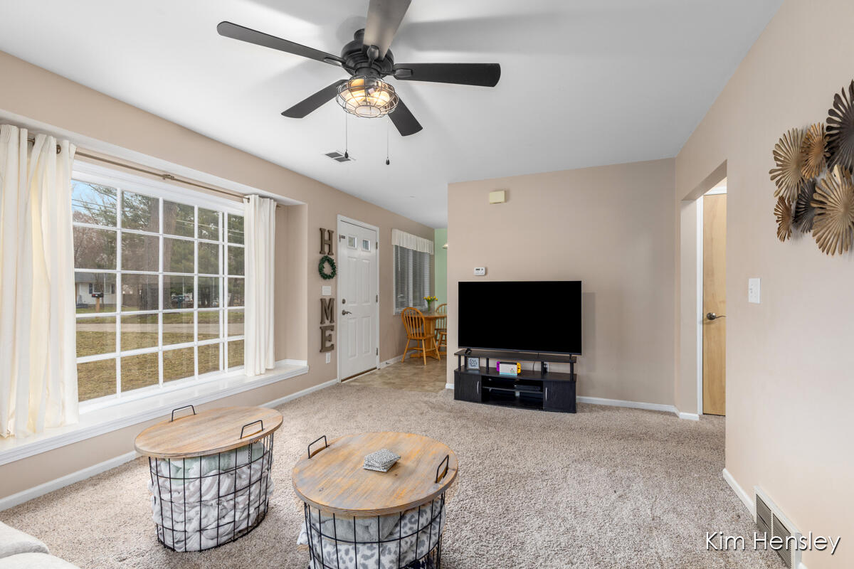 2240 4 Mile Road Northeast Grand Rapids, MI 49525 - Photo 5 of 34 IMG_1004