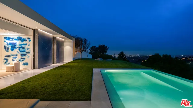 a view of a back yard