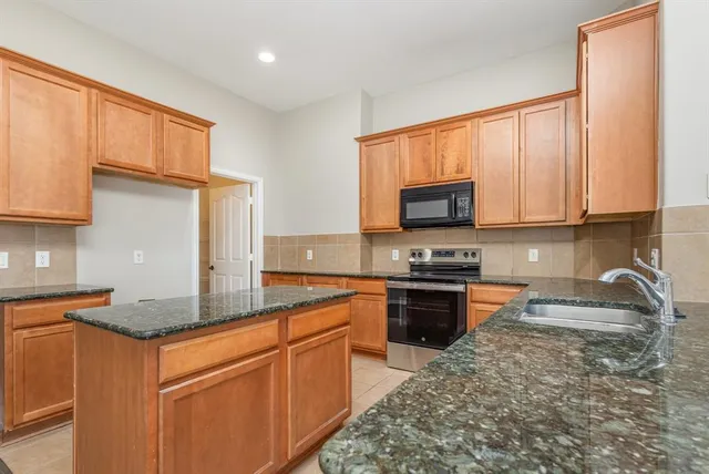 $309,000 | 724 Candle Meadow Boulevard, DeSoto, TX 75115