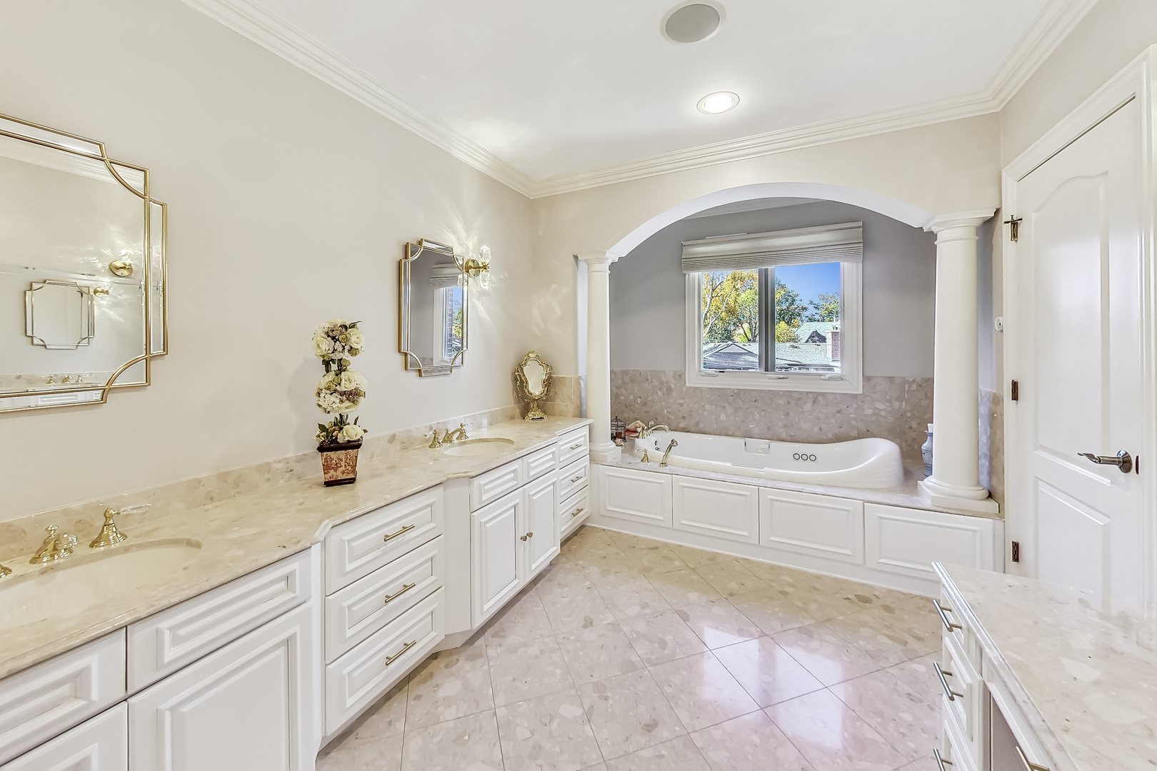900 North Prospect Avenue Park Ridge, IL 60068 - Photo 20 of 36 a bathroom with a granite countertop sink a toilet and bathtub