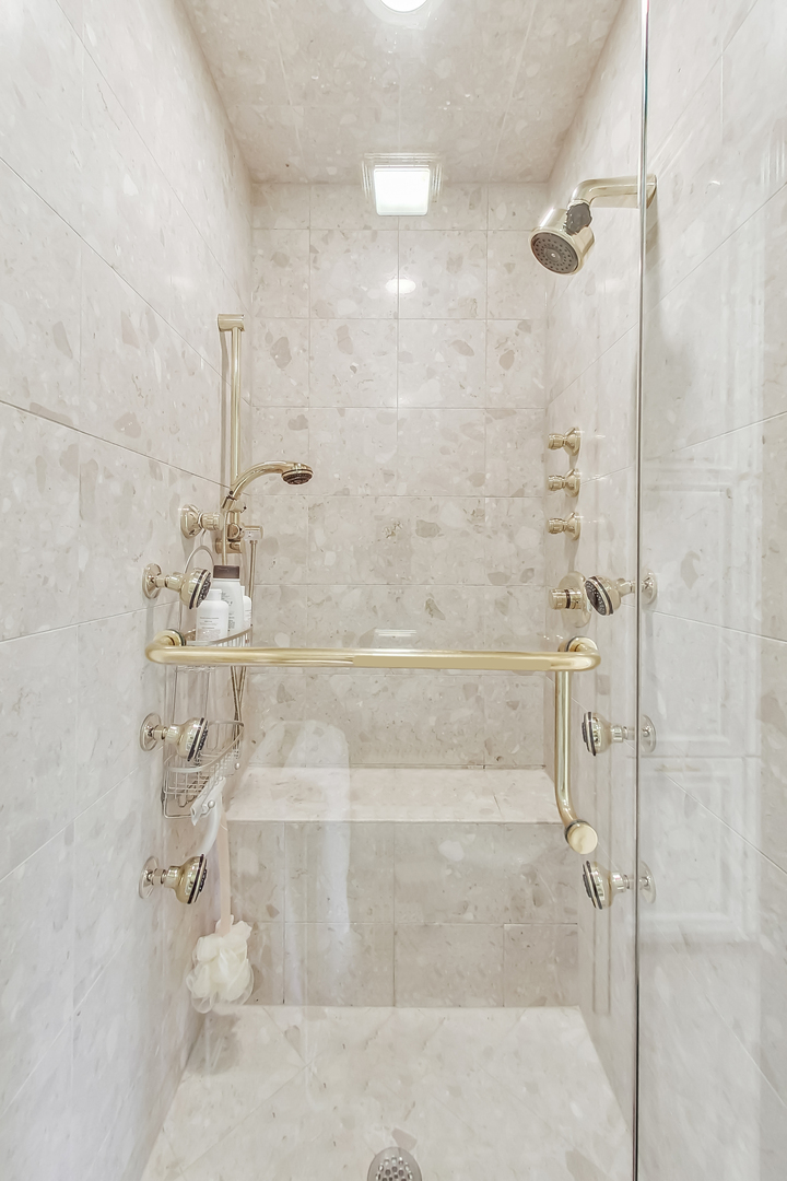 900 North Prospect Avenue Park Ridge, IL 60068 - Photo 22 of 36 a bathroom with a shower