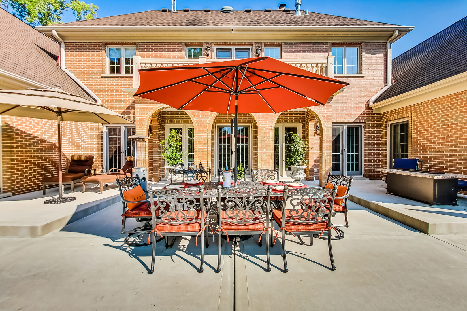 900 North Prospect Avenue Park Ridge, IL 60068 - Photo 29 of 36 a view of a patio with a table and chairs under an umbrella