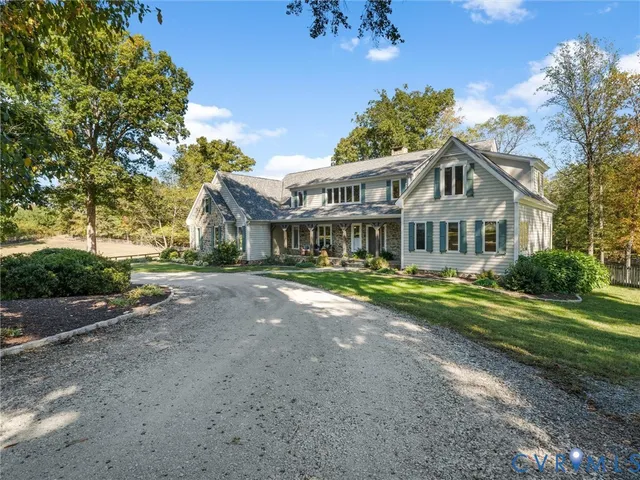 a en suite bathroom with double sink and a mirror