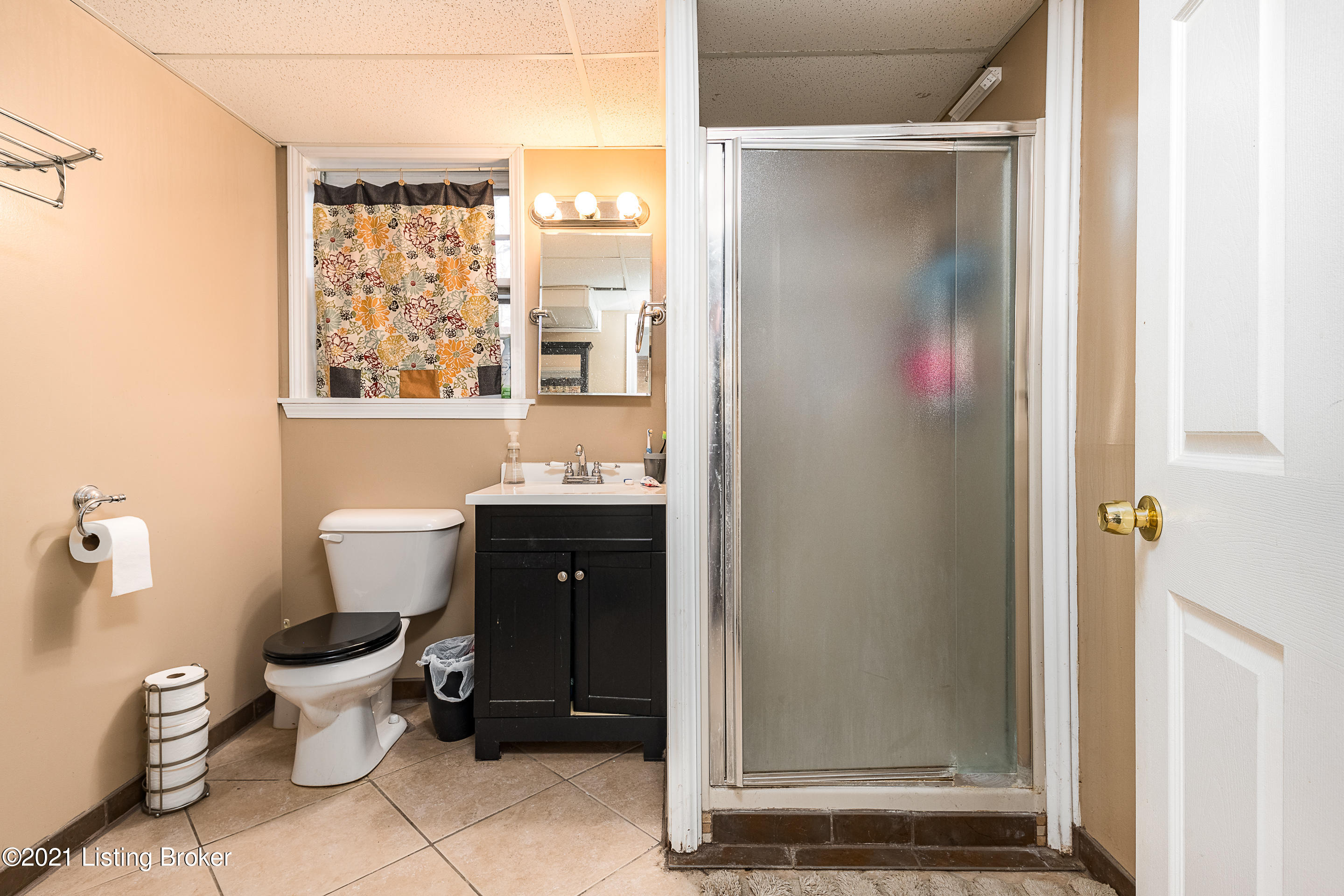 117 Buttercup Road Louisville, KY 40218 - Photo 21 of 27 Bathroom 2