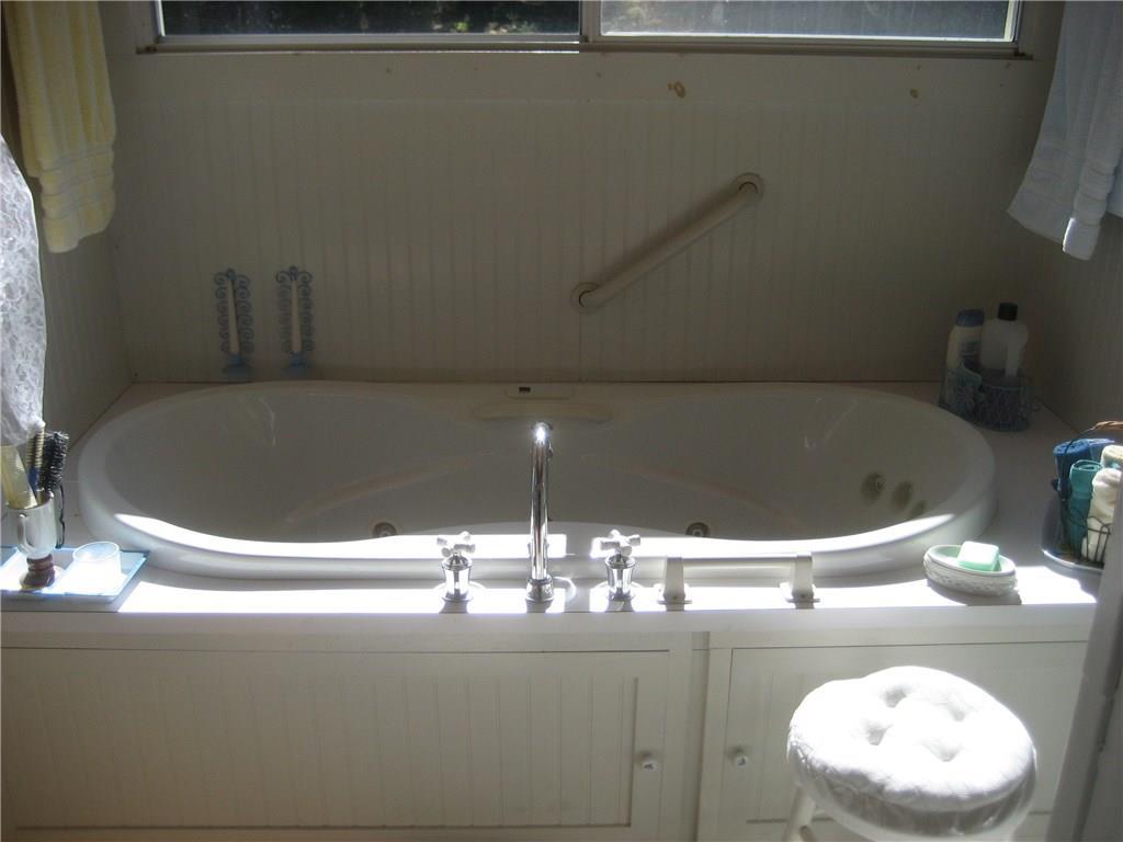 198 Otis Point Road Tenants Harbor, ME 04860 - Photo 19 of 33 Full bathroom includes whirlpool bathtub