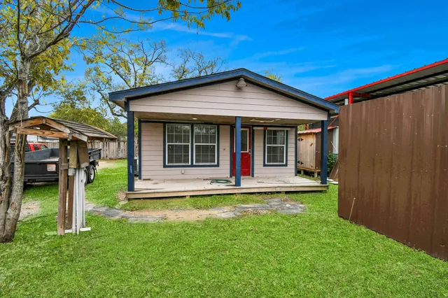 a view of a house with a yard
