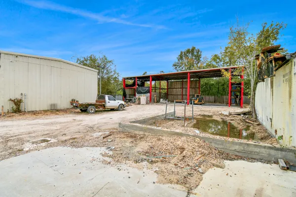 a view of a backyard