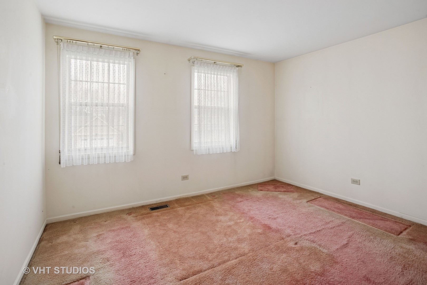 695 West Paddock Drive Wheeling, IL 60090 - Photo 12 of 18 an empty room with windows