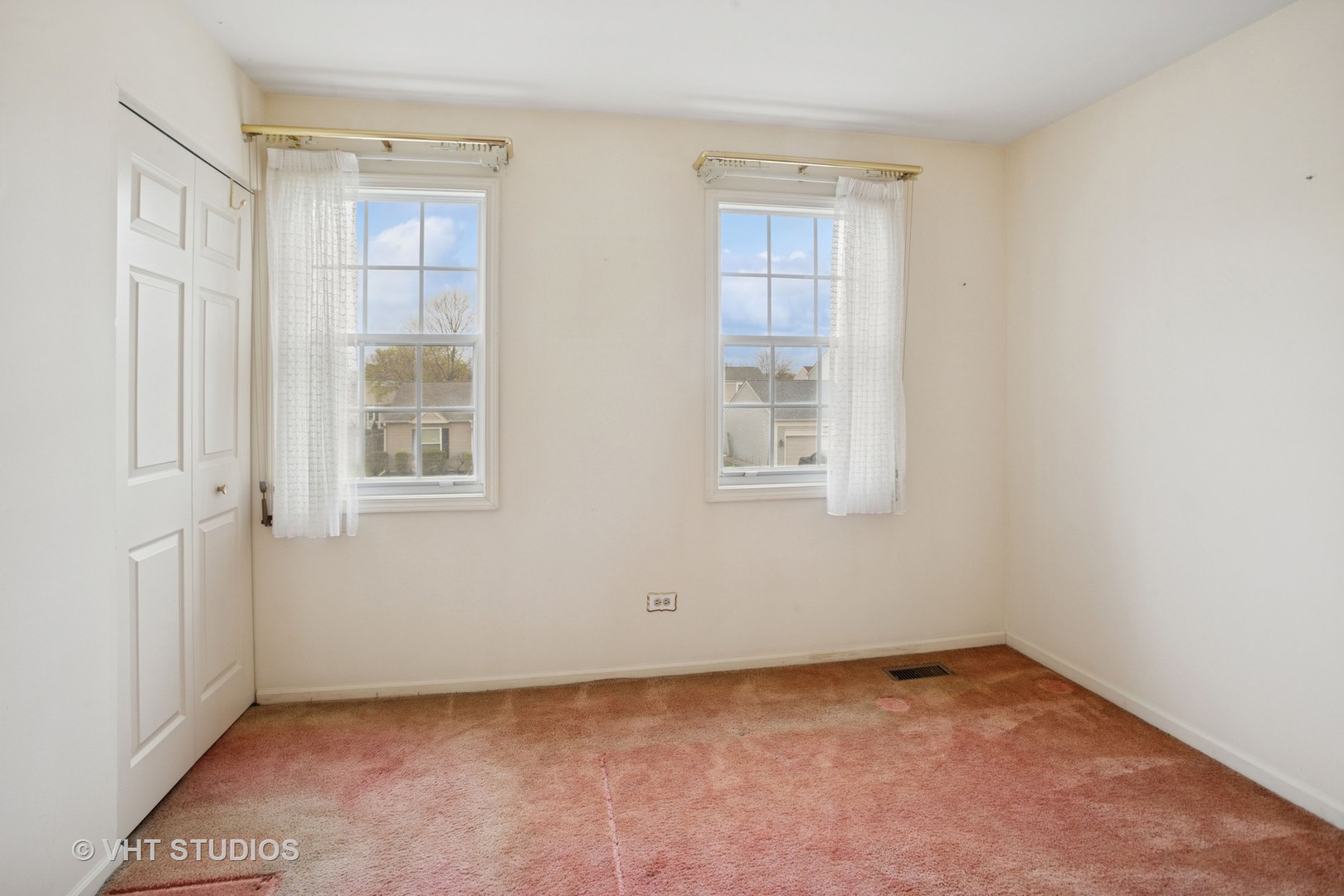695 West Paddock Drive Wheeling, IL 60090 - Photo 13 of 18 an empty room with windows