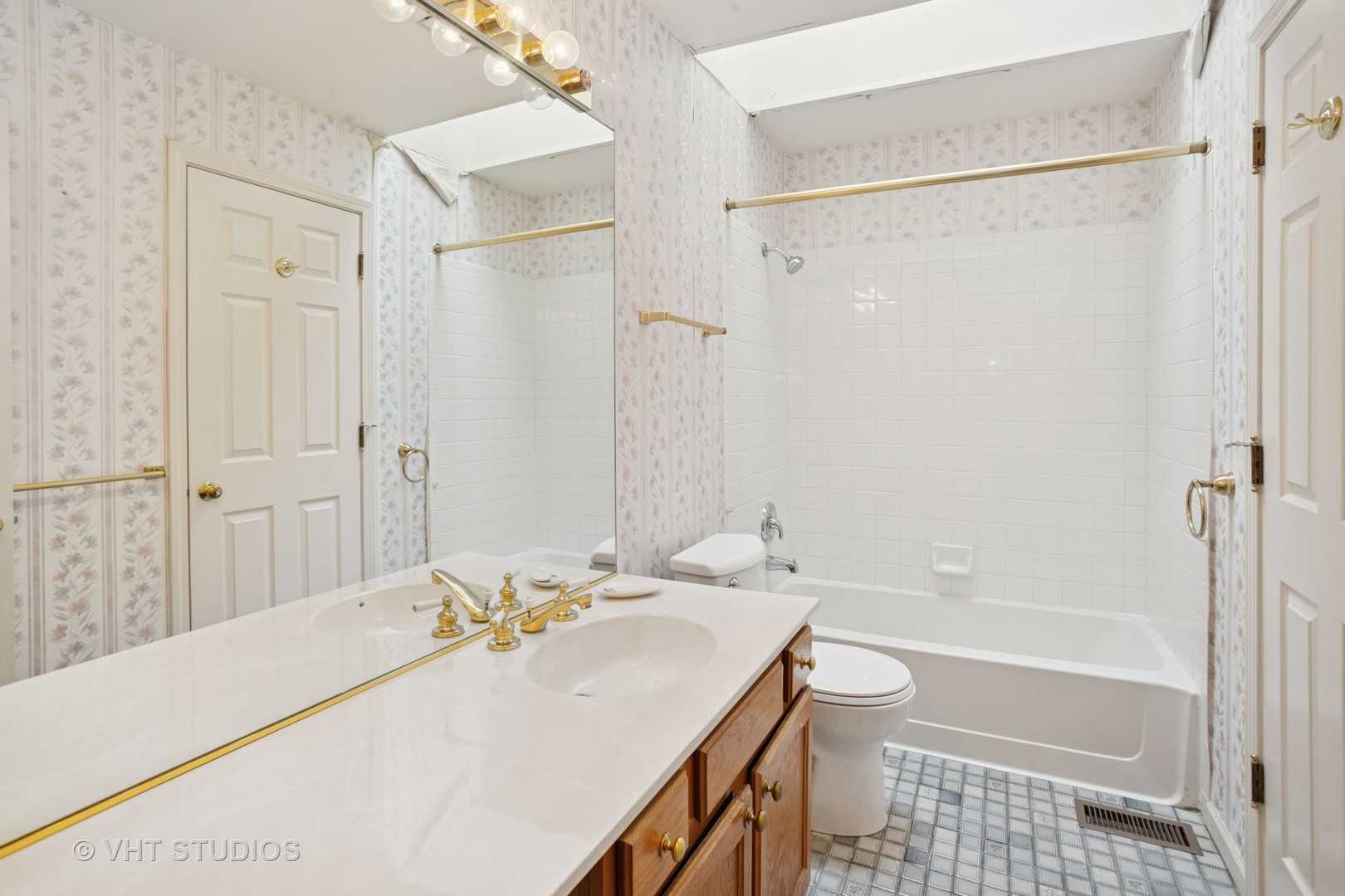 695 West Paddock Drive Wheeling, IL 60090 - Photo 14 of 18 a bathroom with a sink a toilet and shower