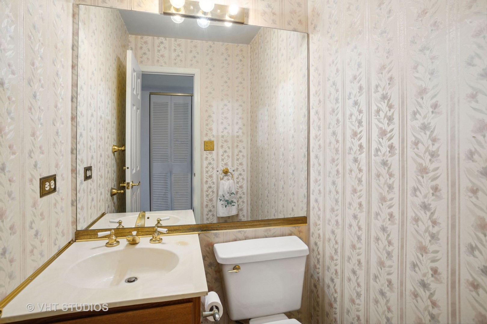 695 West Paddock Drive Wheeling, IL 60090 - Photo 15 of 18 a bathroom with a sink toilet and shower