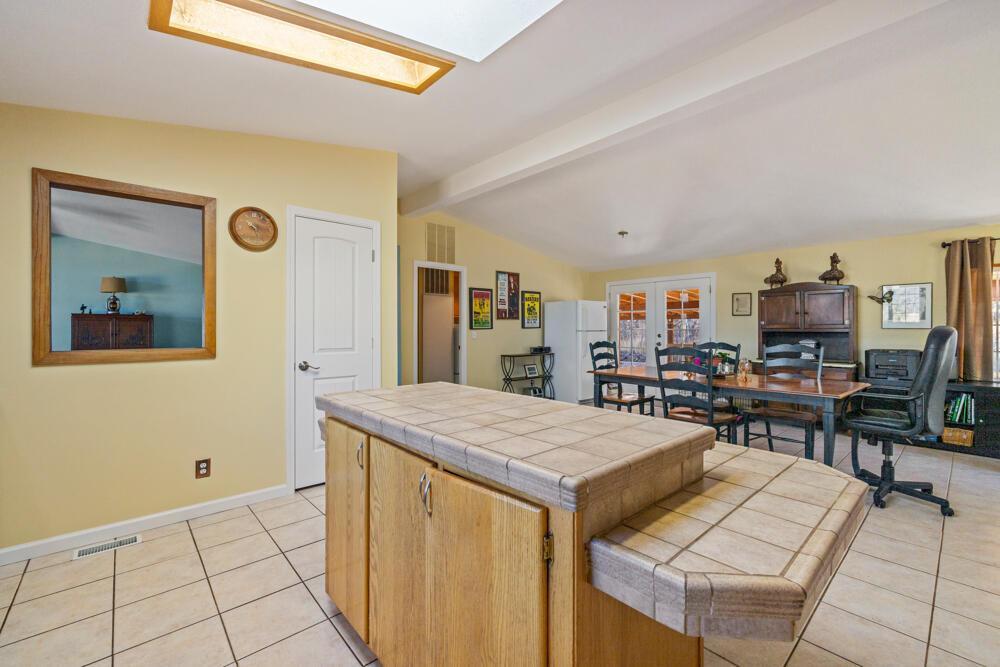 17550 South Poe Valley Road Klamath Falls, OR 97603 - Photo 14 of 59 a living room with a table and chairs