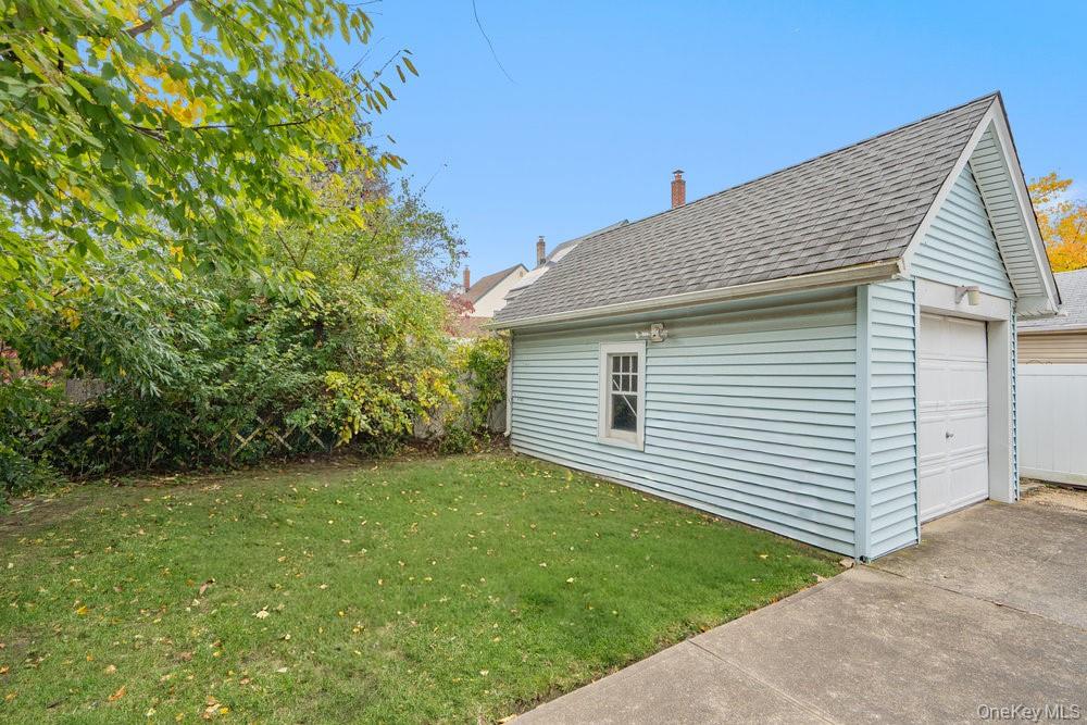 80 Munro Boulevard Valley Stream, NY 11581 - Photo 24 of 28 a view of a backyard with plants and large tree