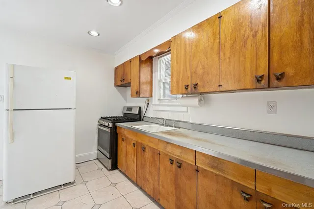 $735,000 | 80 Munro Boulevard, Valley Stream, NY 11581