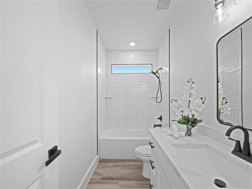 145 Cartwright Park Road Weatherford, TX 76087 - Photo 18 of 27 a bathroom with a tub sink toilet and a mirror