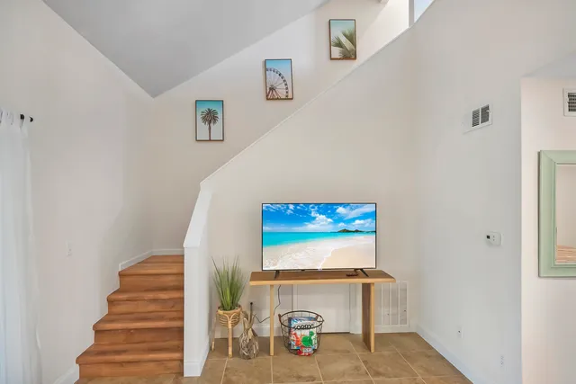 a view of entryway with a front door