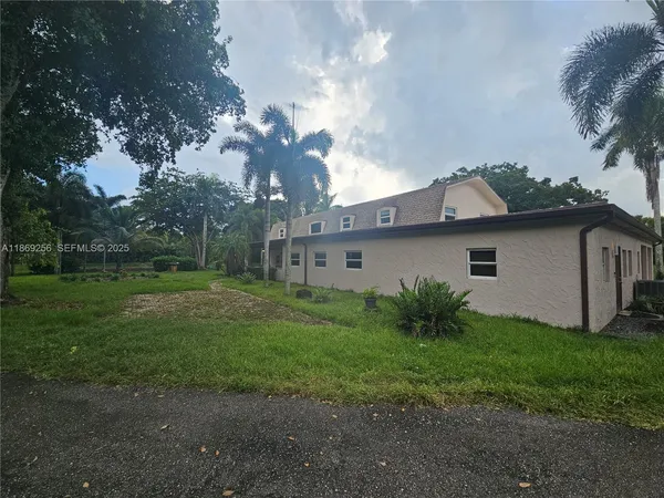 a view of a house with a yard