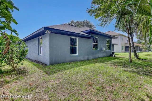 a view of a house with a yard