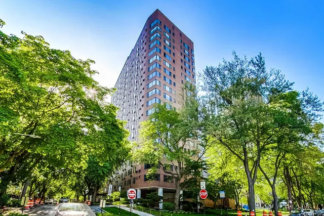 $2,350 | 3100 North Lake Shore Drive, Unit 1506, Chicago, IL 60657