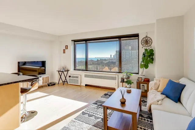 $2,350 | 3100 North Lake Shore Drive, Unit 1506, Chicago, IL 60657