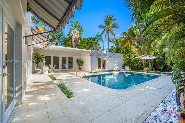 a view of a backyard