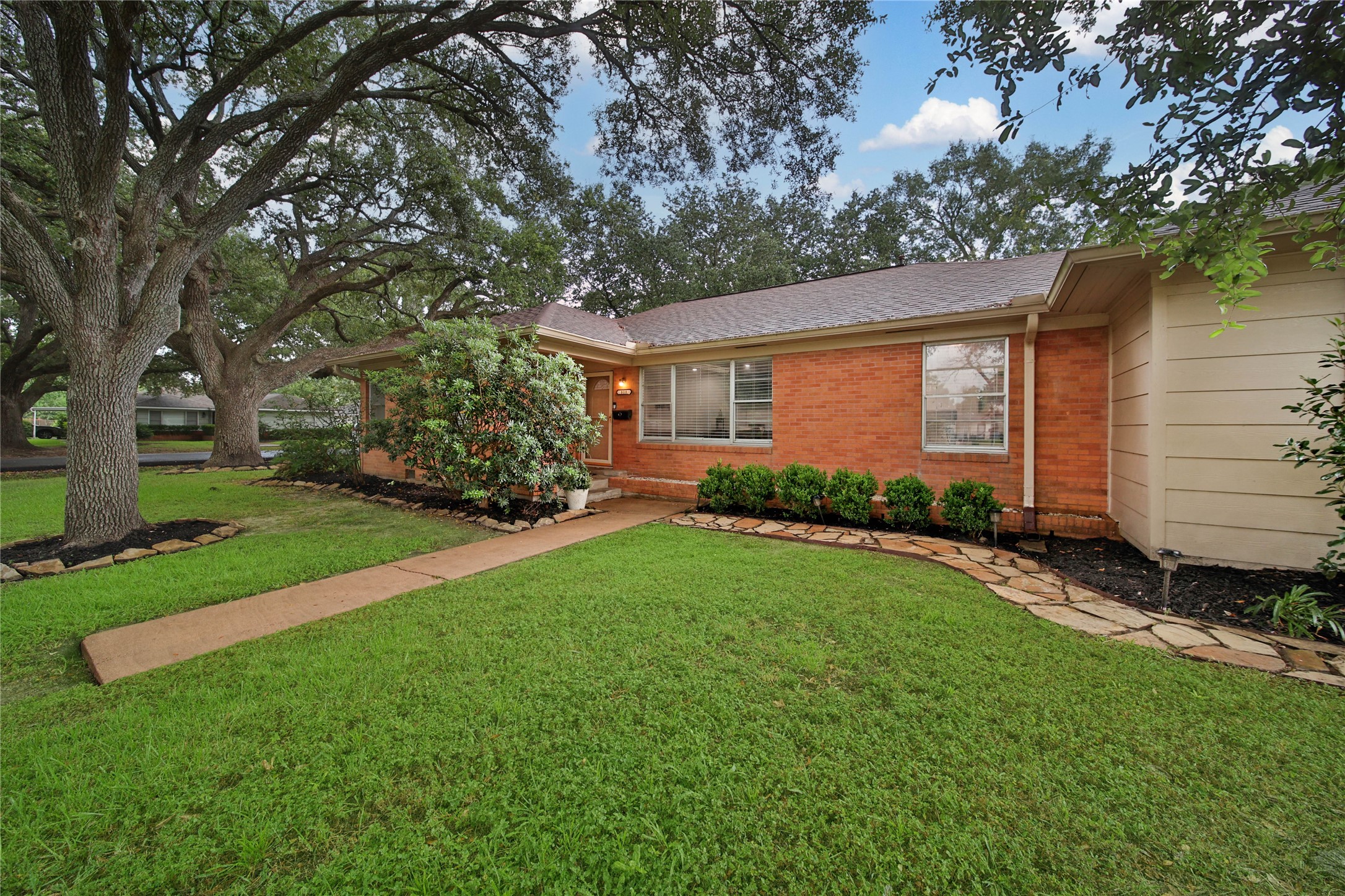 808 Avenue K Rosenberg, TX 77471 - Photo 3 of 50