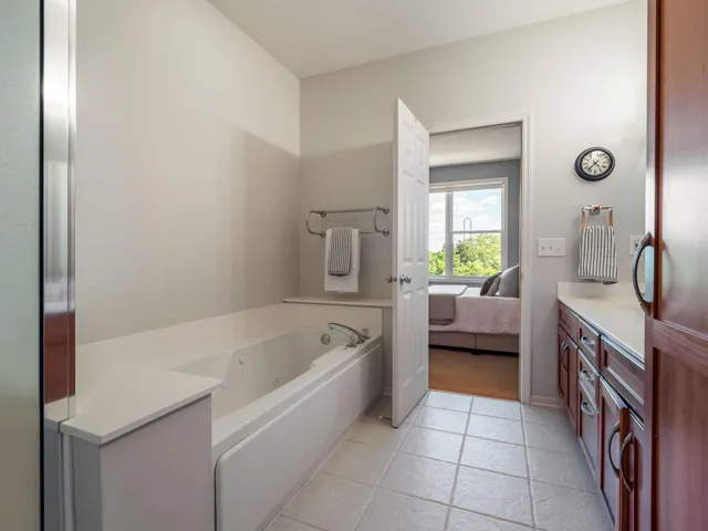 $4,295 | 315 West River Parkway, Unit 103, Minneapolis, MN 55401