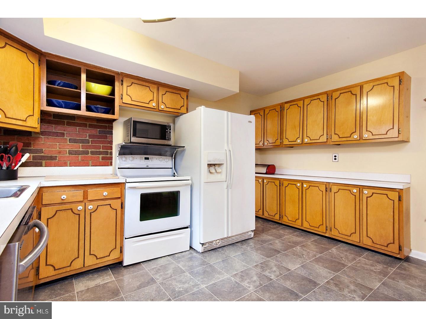 725 Meadowlark Road Audubon, PA 19403 - Photo 5 of 25 Kitchen