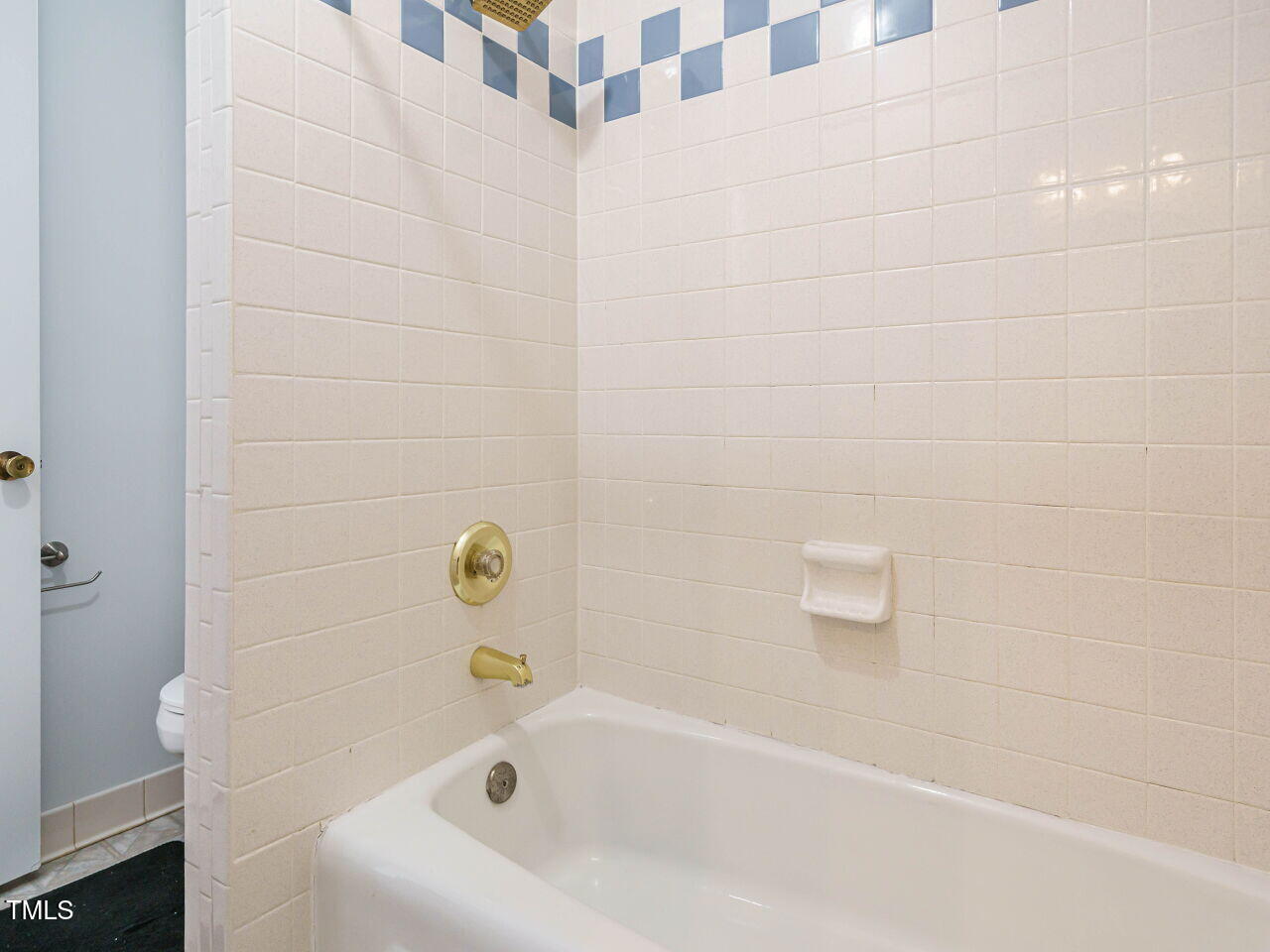 3125 Morningside Drive Raleigh, NC 27607 - Photo 18 of 26 a bathroom with a bathtub