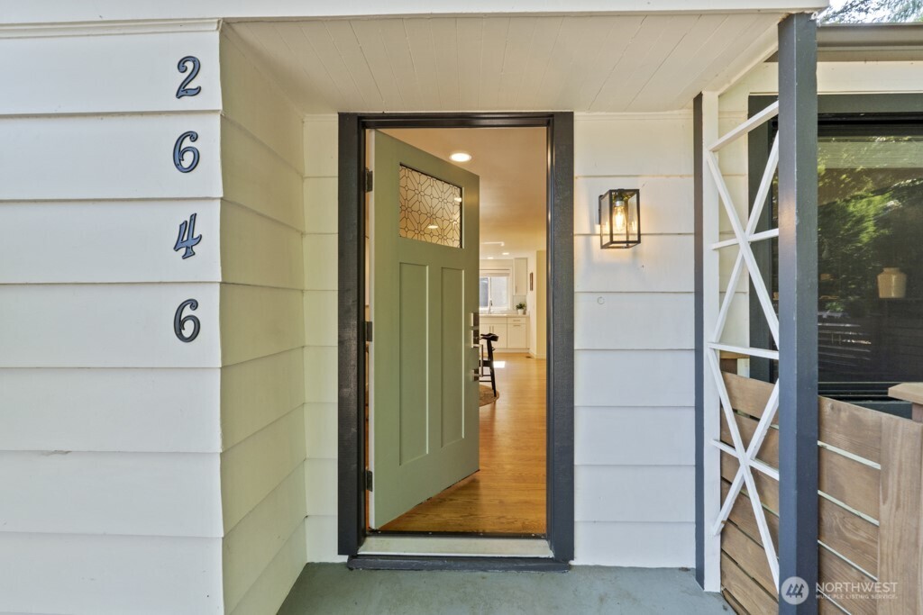 2646 34th Avenue West Seattle, WA 98199 - Photo 4 of 40 a view of walk in closet