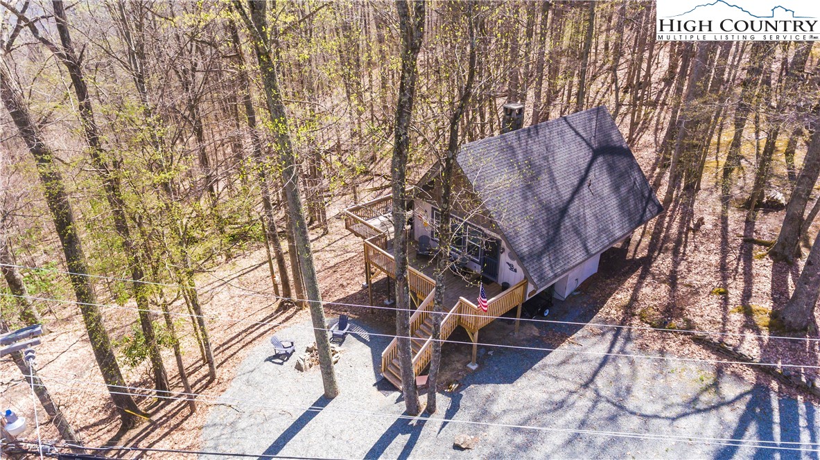 902 Pine Ridge Road Beech Mountain, NC 28604 - Photo 20 of 24 a backyard of a house with table and chairs