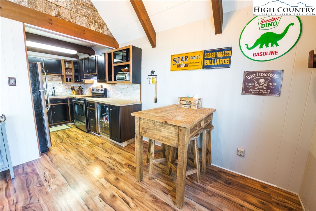 902 Pine Ridge Road Beech Mountain, NC 28604 - Photo 8 of 24 a kitchen with a table and chairs