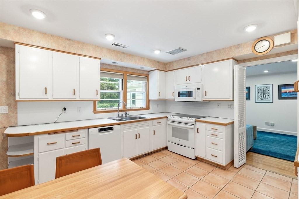 140 Paulson Road Waban, MA 02468 - Photo 2 of 10