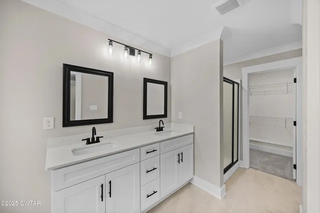 en empty room with windows and ceiling fan