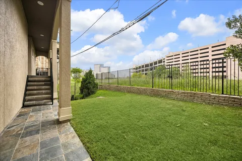 a view of a back yard