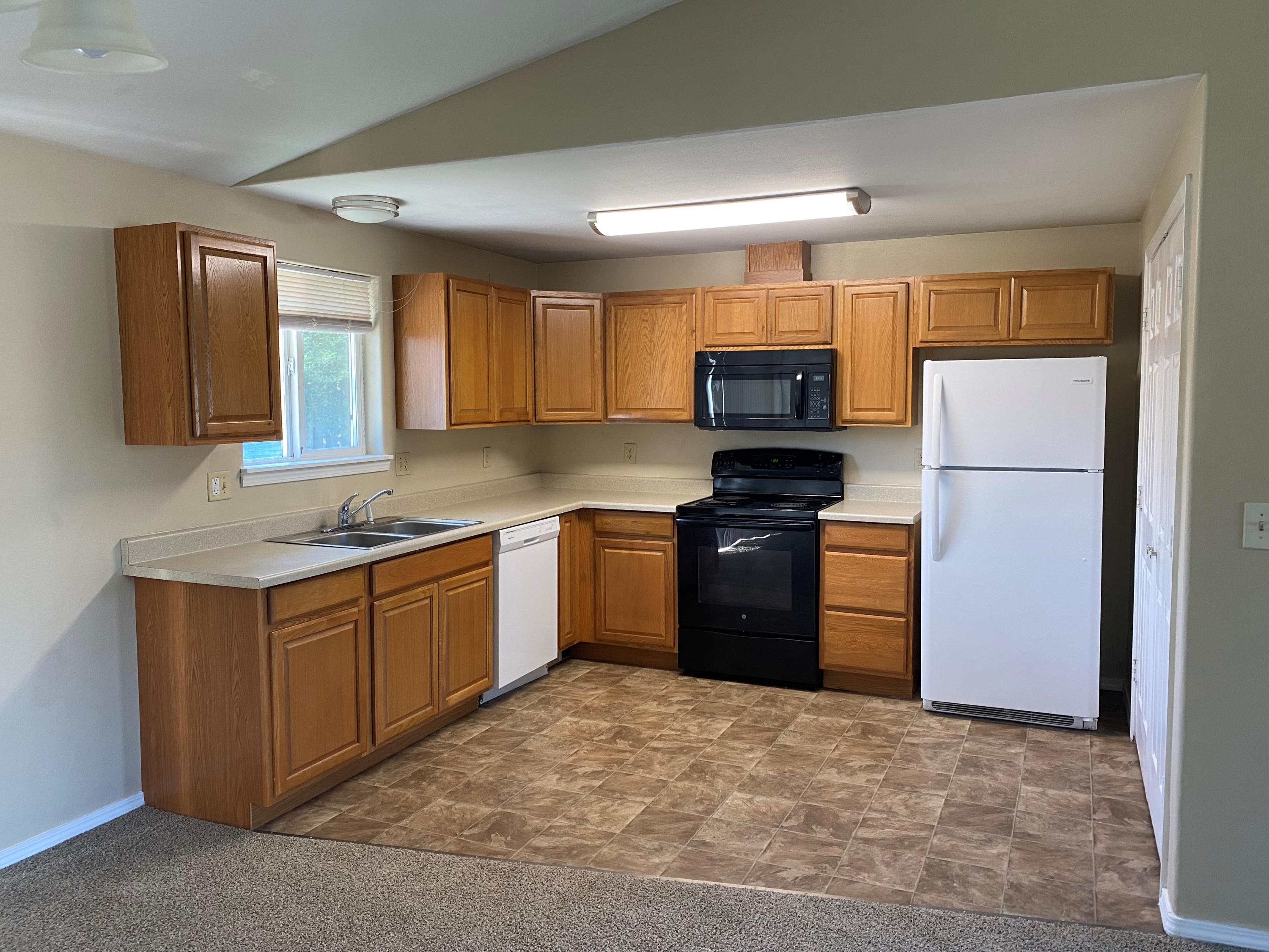 1844 Southwest 35th Street Redmond, OR 97756 - Photo 8 of 16 Kitchen