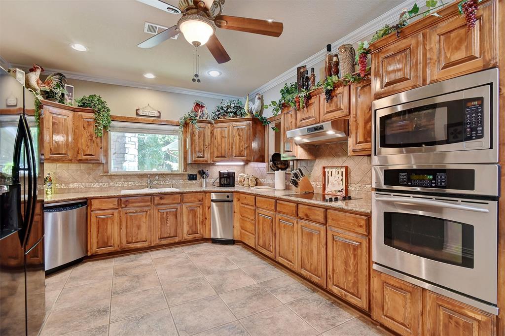 297 Cemetery Road Pottsboro, TX 75076 - Photo 9 of 40 Kitchen featuring decorative backsplash, crown molding, sink, and black appliances