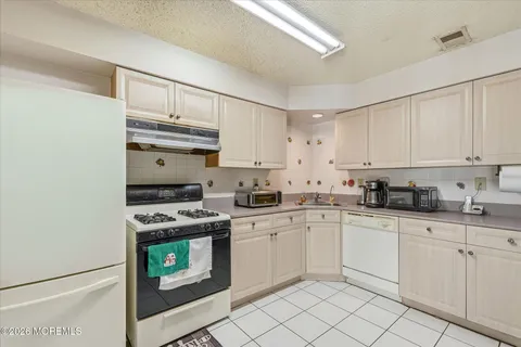 $399,900 | 8 Stuart Drive, Unit 4, Freehold, NJ 07728