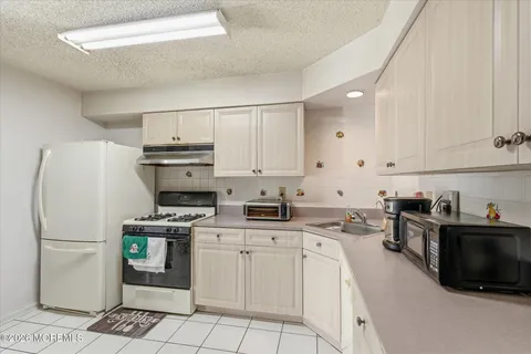 $399,900 | 8 Stuart Drive, Unit 4, Freehold, NJ 07728